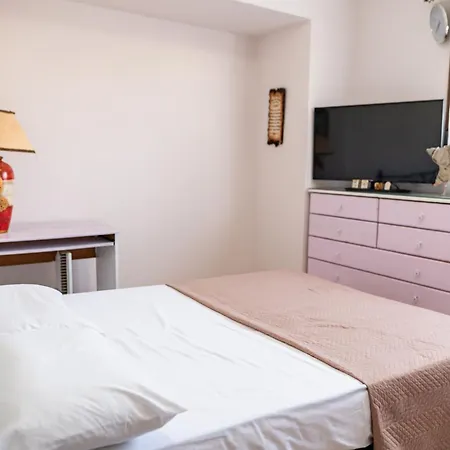 아파트 Irini's House 아판토우